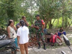 Dalam Mengatasi Kesulitan Rakyat Sekelilingnya Babinsa Koramil 1206-05/Embaloh Hulu Gotong Royong Bantu Pembangunan Rumah Warga Binaan