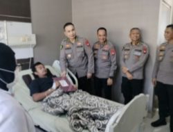 Polda Kalbar Jenguk Anggota Yang Sakit Dalam Rangka Hari Bhayangkara Ke-80
