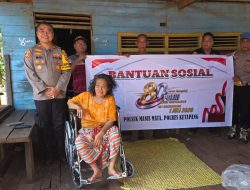 Kapolsek Manis Mata Salurkan Bantuan Kursi Roda Kepada Warga Wujud Kepedulian Polri Di Hari Bhayangkara Ke-80