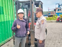 Jaga Keamanan Kawasan Pelabuhan Personel Polsek Sampaikan Pesan Kamtibmas Dan Utamakan Keselamatan Kerja