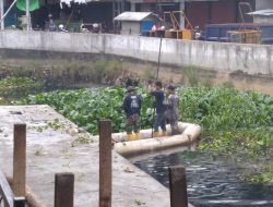 Babinsa Bersama Warga Kelurahan Pasiran Bersihkan Sungai Pasar Beringin Cegah Banjir Di Musim Hujan