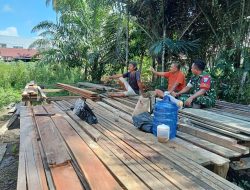 Babinsa Batang Lupar Tertawa Gembira Bersama Masyarakat Lepas Penat Usai Gotong Royong Bangun Pondasi Rumah Kayu