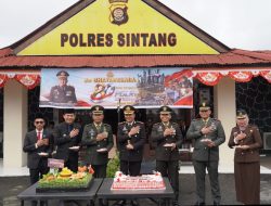 Hadiri Upacara HUT Bayangkara Ke-80 Kasrem 121/Abw Beri Ucapan Selamat Kepada Kapolres Sintang