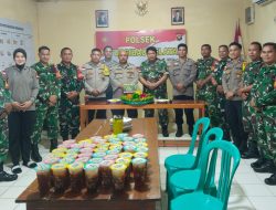 Dalam Rangka Memperkuat Sinergitas TNI-Polri Di Tingkat Wilayah Danramil 1206-06/Putussibau Utara Beri Kejutan HUT Bhayangkara Ke-80