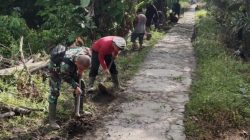 Dekat Dengan Warga Babinsa Koramil 02/Sjk Bersama Warga Laksanakan Gotong Royong Bersihkan Jalan Setapak Di Wilayah Binaan