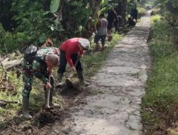 Dekat Dengan Warga Babinsa Koramil 02/Sjk Bersama Warga Laksanakan Gotong Royong Bersihkan Jalan Setapak Di Wilayah Binaan