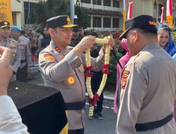 Pergantian Kepemimpinan Polda Kalbar Gelar Tradisi Penyambutan Untuk Irjen Pol. Alberd Teddy Benhard Sianipar
