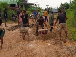 Wujud Kemanunggalan TNI Kodim 1209/Bengkayang Bersama Warga Binaan Gotong Royong Tambal Jalan Rusak
