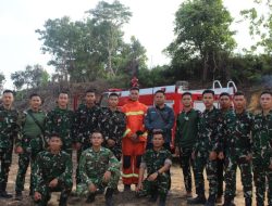 Sinergi Yonif TP 833/BD KPH Manggala Agni Dan Damkar Padamkan Karhutla Sanggau