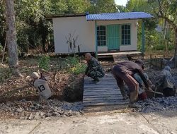 Babinsa Desa Sendoyan Bersama Warga Gotong Royong Bersihkan Parit Antisipasi Banjir Dan Datangnya Wabah Penyakit