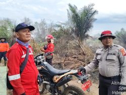 Polsek Matan Hilir Utara Bersama Manggala Agni Dan Warga Lakukan Pemadaman Kebakaran Lahan