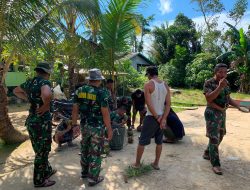 Anggota Satgas TMMD Kodim 1206/Psb Makan Durian Bersama Masyarakat Di Desa Ulak Pauk