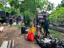 Anggota Satgas TMMD Reguler Perbatasan Ke-129 Kodim 1206/Psb Gotong Royong Turunkan Material