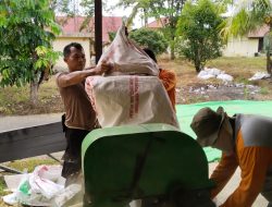 Polres Melawi Pipil Jagung Dukung Program Pemerintah