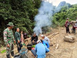 Wujud Kemanunggalan Babinsa Dan Warga Makan Bersama Di Lokasi TMMD