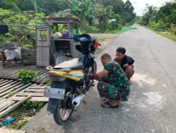 Sertu Yudha Purnomo Anggota Satgas TMMD Kodim 1206/Psb Perbaiki Motor Warga Desa Ulak Pauk Yang Rusak