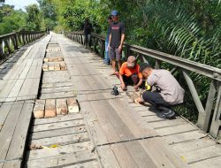 SUB Sektor Pinoh Selatan Bersama Pemdes Nanggala Laksanakan Gotong Royong Perbaiki Jembatan Laur