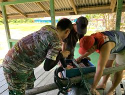 Cepat Tanggap Anggota Satgas TMMD Ke 129 Kodim 1206/Psb Bantu Perbaiki Listrik Desa