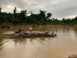 Anggota Satgas TMMD Kodim 1206/Putussibau Mandi Bersama Di Sungai Belatung