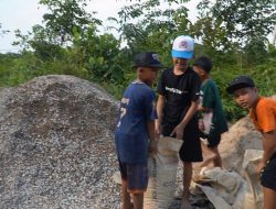 Pembangunan RTLH Program TMMD Reguler Ke-129 Kodim 1208/Sambas Dibantu Anak-Anak Desa Tempapan Hulu