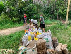 Kebersamaan Anggota Satgas TMMD Kodim 1206/Psb Dan Warga Saat Angkat Pasir Dari Sungai Untuk Pembangunan MCK Di Desa Belatung