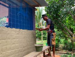Anggota Satgas TMMD Kodim 1206/Psb Kebut Pemasangan Waring Dan Plesteran Dinding MCK