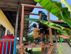 Personel Satgas TMMD Regtas Ke-129 Kodim 1206/Psb Lakukan Pembuatan Kerangka Tiang Untuk Tandon Air  Sumur Bor