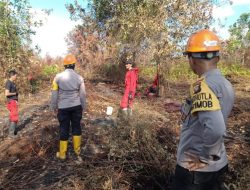 Satbrimob Polda Kalbar Lakukan Patroli Dan Pemadaman Manual Karhutla Di Kubu Raya