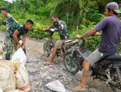 Semangat Gotong Royong, Satgas TMMD Bersama Warga Angkut Material Pasir Gunakan Sepeda Motor