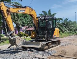 Satgas TMMD Reguler Ke-129 Kawal Alat Berat Ratakan Timbunan Jalan Sasaran Fisik