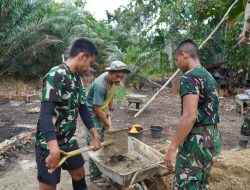 Aduk Semen Dalam Arco Cara Satgas TMMD Reguler Ke-129 Kodim 1208/Sambas Percepat Pengerjaan