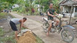 Penuh Semangat Warga Bantu Angkut Material Pembangunan Rabat Beton Sasaran TMMD Reguler Ke-129