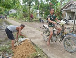 Penuh Semangat Warga Bantu Angkut Material Pembangunan Rabat Beton Sasaran TMMD Reguler Ke-129