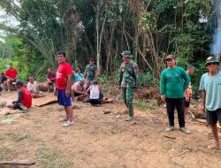 Anggota Satgas TMMD Regtas Ke-129 Kodim 1206/Psb Hadir Pada Acara Ritual Adat di Jembatan Danau Belatung