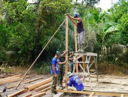 Proses Pendirian Tiang RTLH Terus Berjalan Satgas TMMD Reguler Ke-129 Wujudkan Hunian Layak Bagi Warga