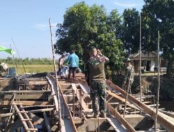 ​Wujud Kepedulian TNI AD Kodim 1207/Pontianak Perbaiki Jembatan Perintis Garuda Di Kubu Raya