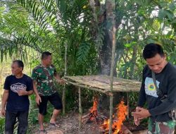 Di Sela-sela Kegiatan Anggota Satgas TMMD Regtas Ke-129 Kodim 1206/Putussibau Bantu Warga Buat Salai Ikan