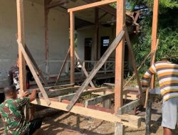 Anggota Satgas TMMD Regtas Ke-129 Bangun Kerangka Tiang MCK Di Posyandu Nirwana Desa Belatung