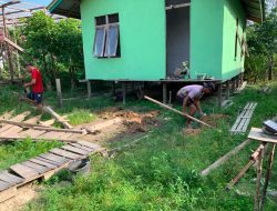 Pembangunan Pondasi Teras Rumah RTLH Milik Yustina Dayang  Terus Di Kebut Satgas TMMD Regtas Ke-129 Kodim1206/Psb