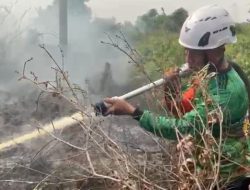 Tim SAR Ditsamapta Polda Kalbar Padamkan Bara Karhutla Di Kubu Raya