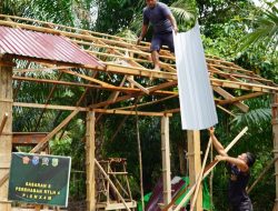Satgas TMMD Ke-129 Kodim 1208/Sambas Pasang Atap Seng RTLH Milik  Mulyadi