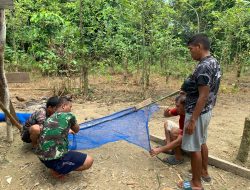 Anggota Satgas TMMD Regtas Ke-129 Kodim 1206/Putussibau Bantu Warga Dusun Pala Pintas Buat Jaring Ikan