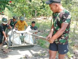 Personel Satgas TMMD Ke 129 Dorong Gerobak Angkut Material Demi Impian Warga