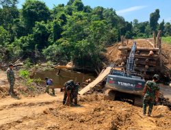 Kerja Sama Satgas TMMD Regtas Ke-129 Kodim 1206/Putussibau Pada Pembangunan Jembatan Penghubung Desa Dari Dua Kecamatan Sangat Luar Biasa