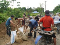 Gotong Royong Warga Angkut Material Rabat Beton Percepat Pembangunan TMMD Reguler Ke-129 Kodim 1208/Sambas