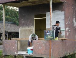 Warga Antusias Bantu Pengecatan Poskamling Program TMMD Ke-129 Kodim 1208/Sambas