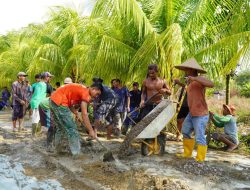 Warga Dan Satgas TMMD Ke-129 Aduk Material Rabat Beton Secara Manual Demi Percepat Pembangunan
