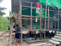 Wujudkan Hunian Layak Di Dusun Pala Pintas Satgas TMMD Regtas Ke-129 Kodim 1206/Putussibau Kerjakan RTLH Sasaran Ke-III
