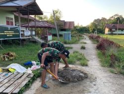 Memasuki Tahapan Pemlesteran MCK Sasaran Kedua Pada TMMD Regtas Ke-129 Kodim 1206/Psb Di Posyandu Nirwana Belatung