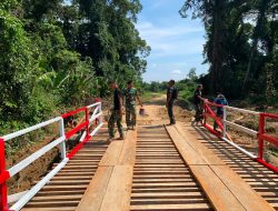 Percantik Infrastruktur Desa Prajurit TMMD Regtas Ke-129 Kodim 1206/Putussibau Lakukan Pengecatan Jembatan Kerato